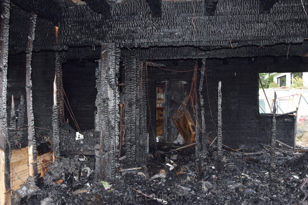 Schwerer Brand in Einfamilien Haus Roesrath Rambruecken P079.JPG - Miklos Laubert
